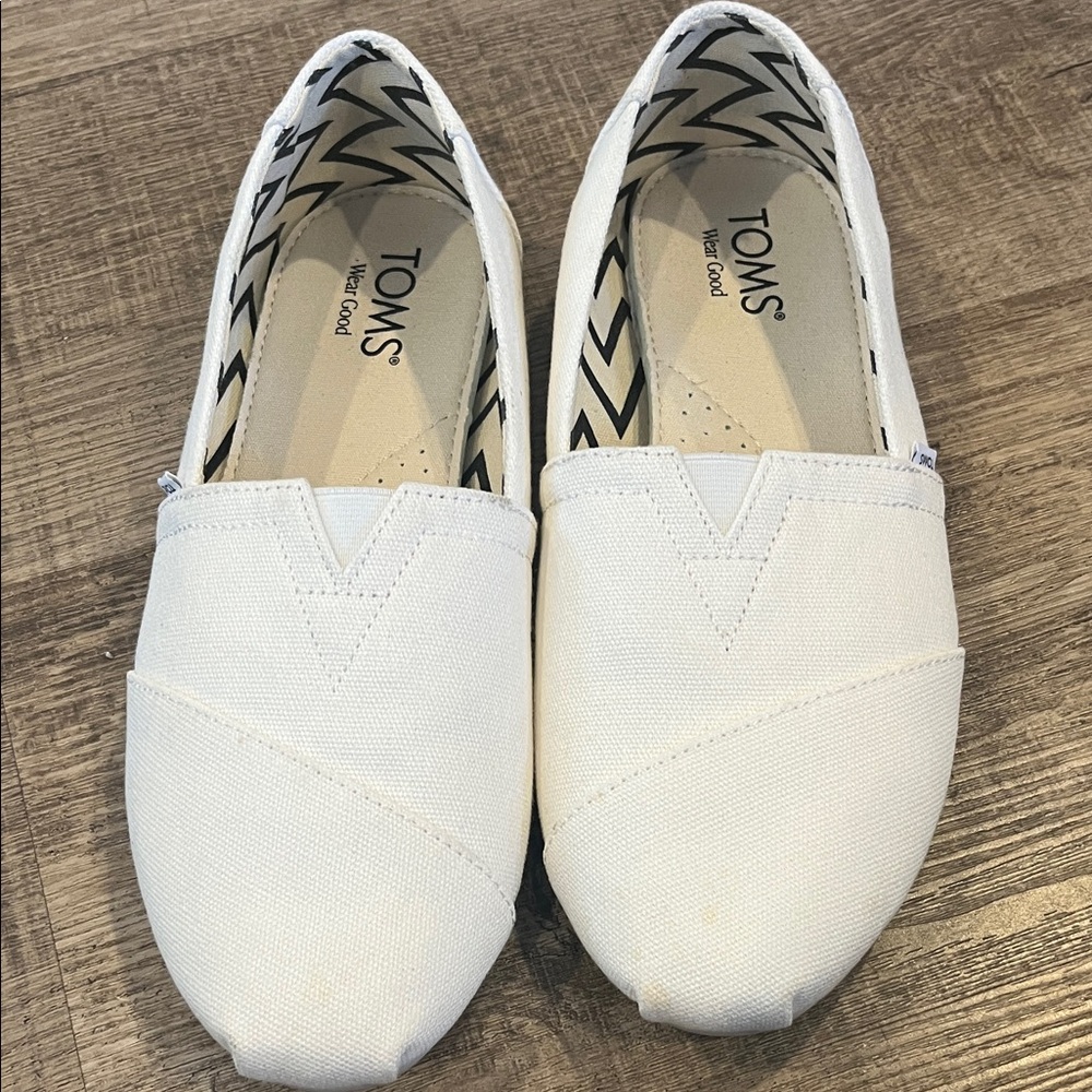 TOMS Women's Cream Canvas Loafers